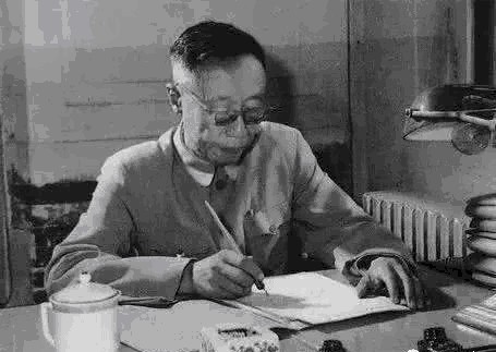 溥仪|溥仪最爷们的8天,硬是把审判席坐出龙椅的气势,拍桌子怒怼日本天皇!