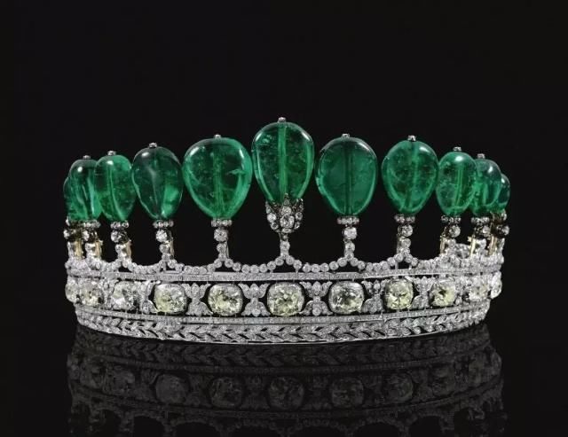 “冠冕”与“皇冠”有什么不同28顶古董冠冕，讲述欧洲贵族头顶上的百年奢华