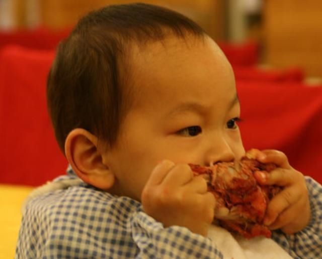 弟弟|弟弟发现哥哥的秘密,带着妈妈来探秘,网友童年完整了