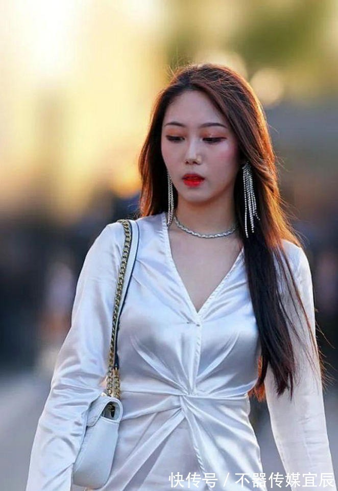 卡其色 时髦的穿搭,斗篷套装,穿出了初秋的唯美,清新时尚又优雅