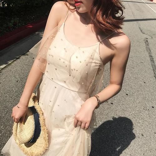 连衣裙|网纱连衣裙的时尚穿搭,秀出锁骨惹人爱,这身材真是迷人