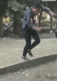 |搞笑GIF段子：不是说女追男隔层纸吗？这也太好追了吧，哈哈哈哈