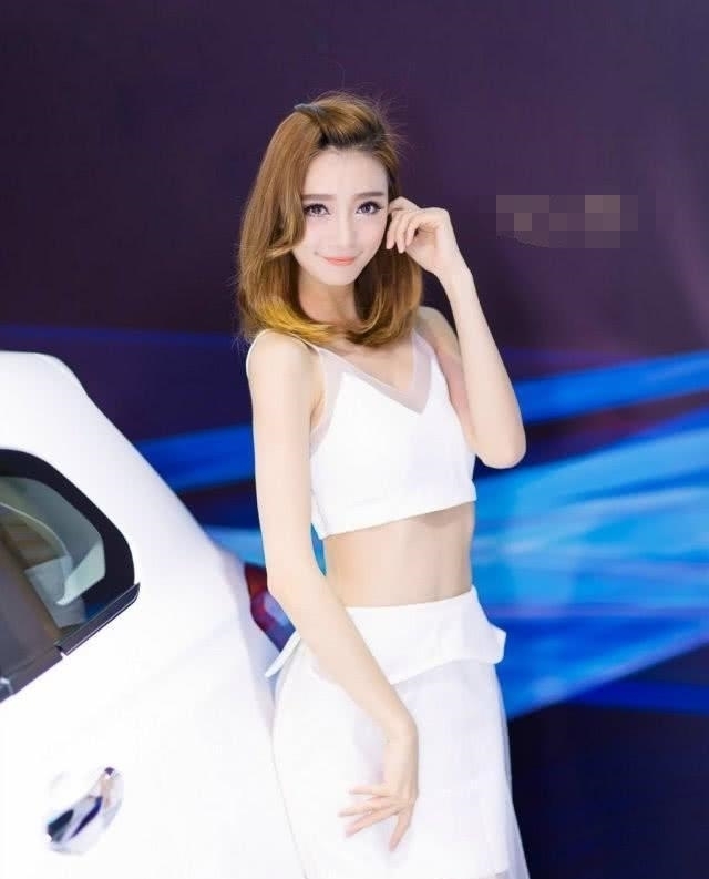 君越车模穿薄纱裙,时尚靓丽,露白皙皮肤,颇为养眼