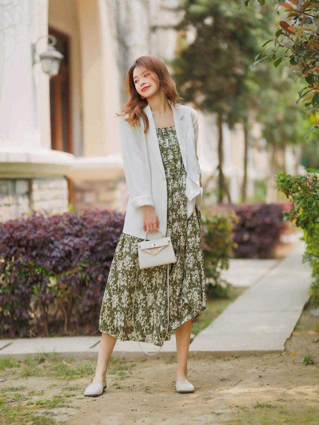 小蛮腰|初秋,2、30岁小姑娘这样穿,衬衫配印花裙简约洋气,氛围感十足