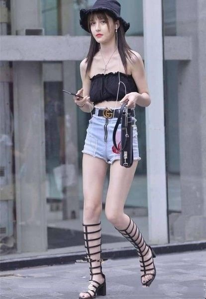 小姐姐|街拍时尚吊带装美女16位靓丽小姐姐笑容甜美身姿高挑太吸引人