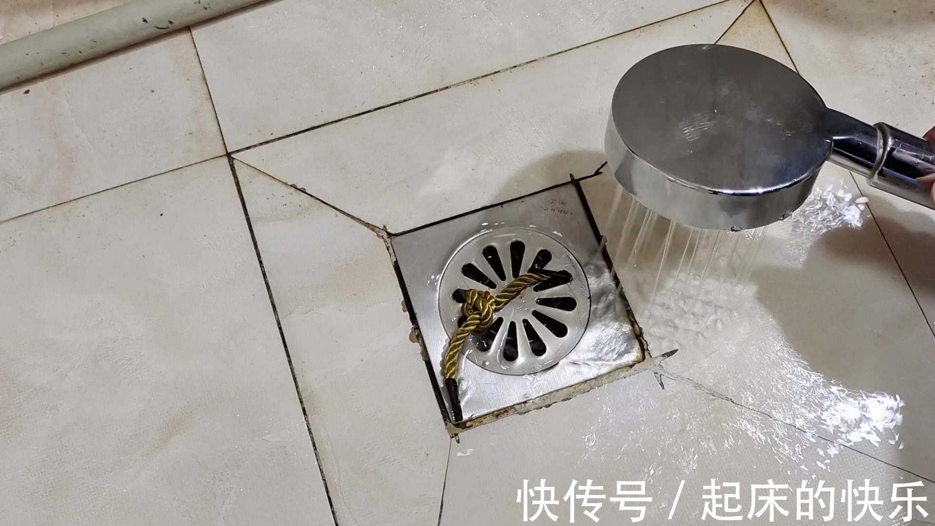 卫生间里放一根手提绳，真太聪明了，一年省不少钱，早学早受益