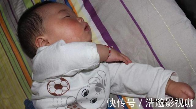 女厕所|“为什么总半夜起床”，爸爸好奇问儿子，孩子的话让爸爸害羞起来