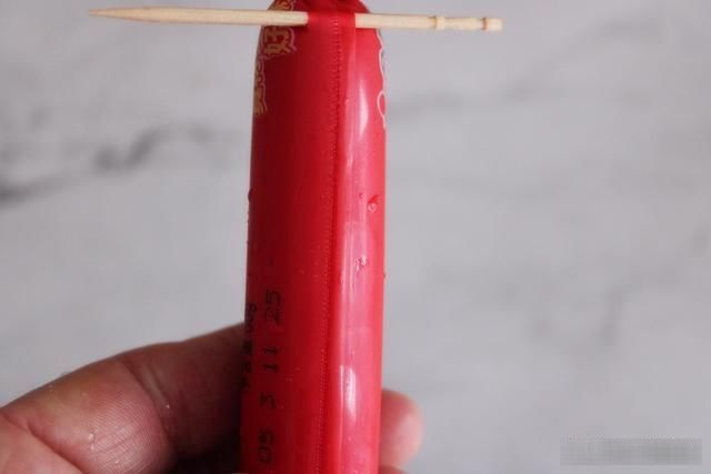 外皮|吃了这么久火腿肠,才知道按一下这地方,外皮一碰就开了,真简单