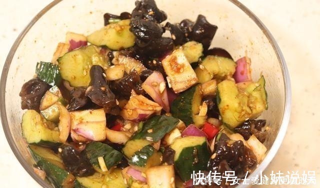 这菜一定不能隔夜吃，吃一次比吸烟的危害还大，不懂就吃大亏了！