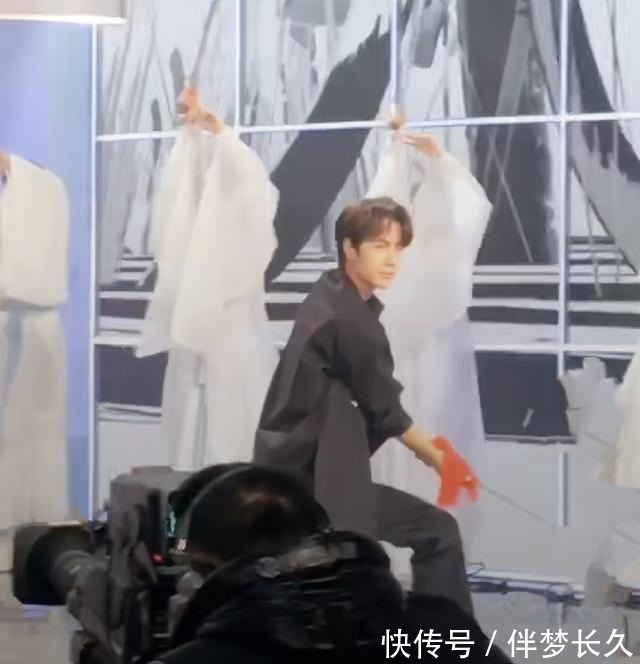 王一博|王一博《天天向上》現(xiàn)場(chǎng)舞劍，武術(shù)動(dòng)作被指太像“藍(lán)忘機(jī)”