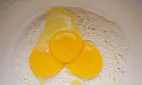 在家自制沙琪玛,1碗面粉3个鸡蛋,一揉一切一炸,香甜蓬松酥脆