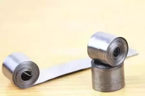 钓鱼时,在子线上卷铅皮,效果出乎意料的好