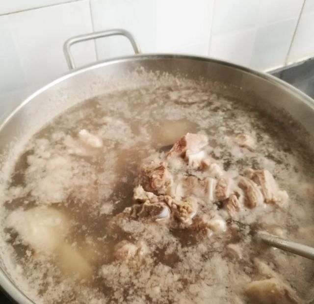 冬至|炖羊肉汤不要花椒、大料和料酒，加这两样味道鲜美，还没羊膻味!