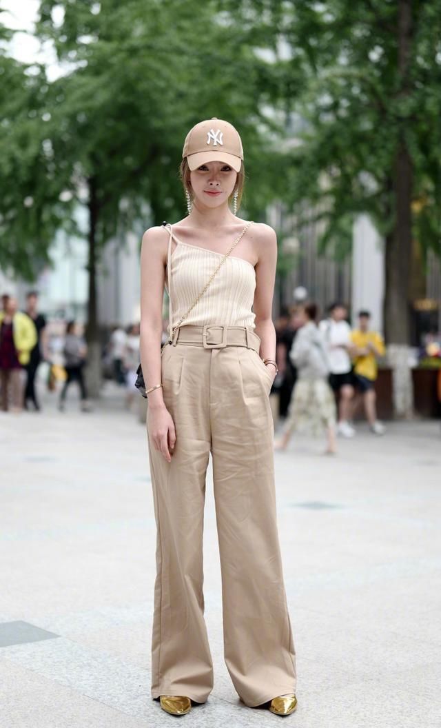 美女阔腿裤装扮出的自然美感，尽显你与众不同的时髦气质