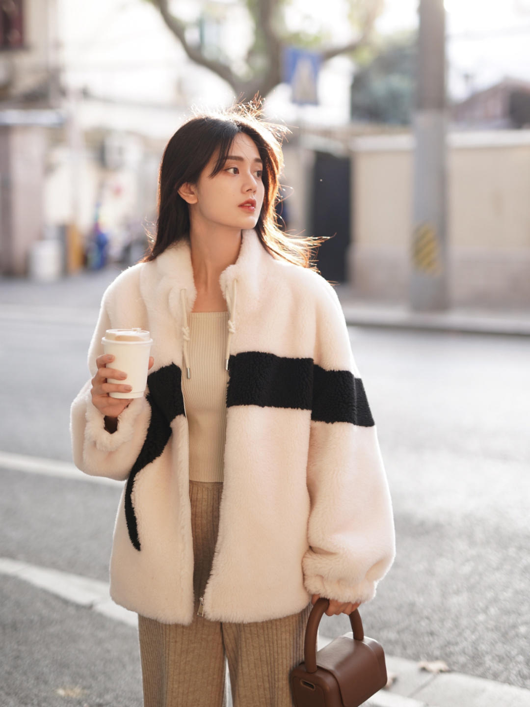 黑色 “毛绒外套”冬季必备单品,入冬这么穿优雅好看,帮你打造好气质