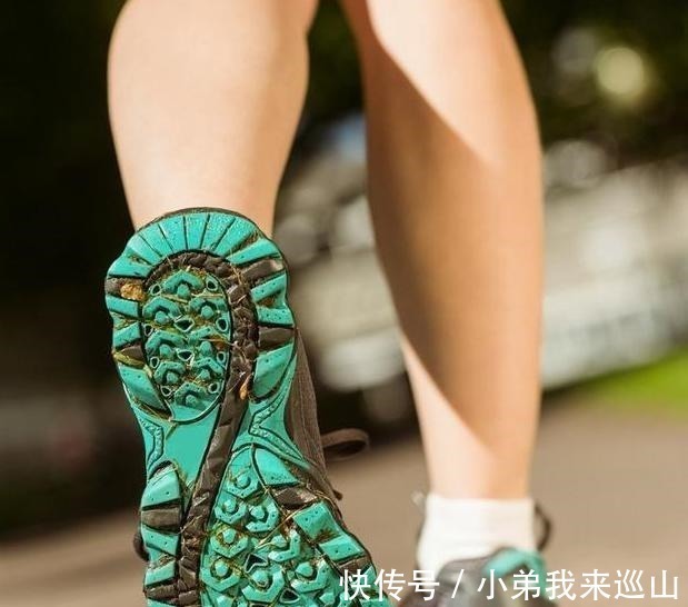 trap 外国游客在中国疯抢“国产跑鞋”，遭国人吐槽，外国人带回国长脸！