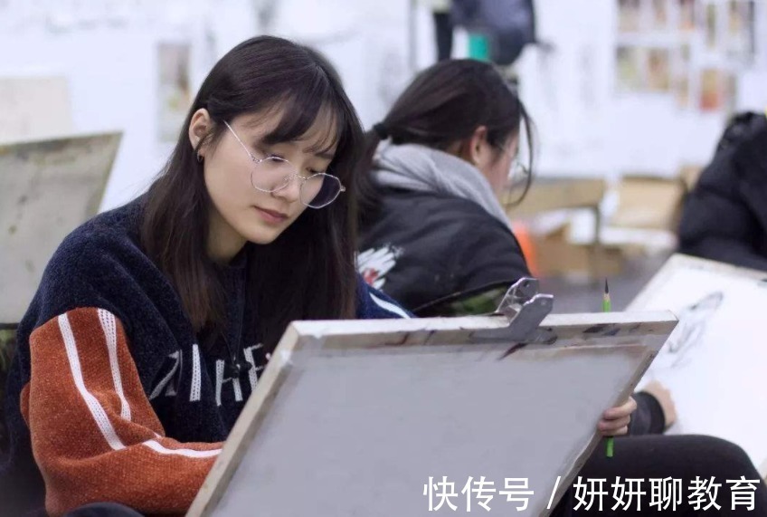 贾玲!美术生画贾玲素描头像,被网友称为“灵魂画师”,直言赶紧换专业