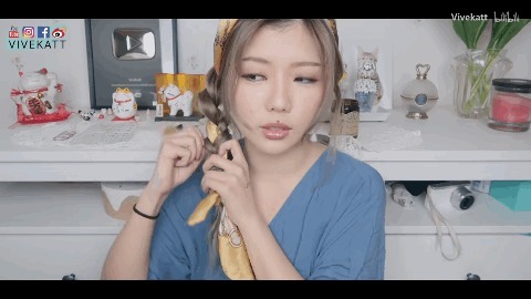 丝巾 别再披头散发了！这3个发型小技巧显嫩又高级