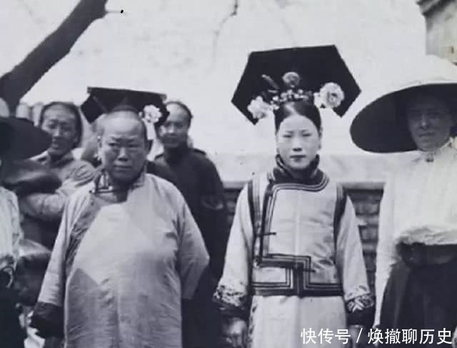 满族文化:清朝女子服饰看上去为何臃肿又肥宽,毫无美感?