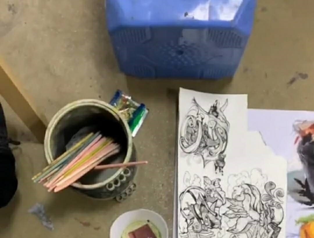 美术老师&美术生在画室藏泡面,老师差点找瞎了眼,是给泡面穿了吉利服?