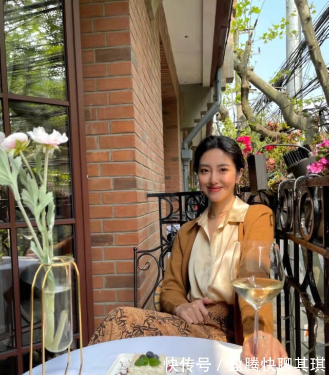 小蛮腰|秋季如何打造温柔风穿搭?选择针织衫就对了好看不过时,快学起来