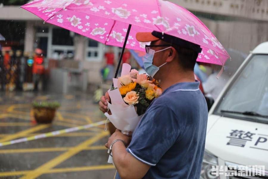 家长|考完正逢大雨，家长老师共造“避雨通道”