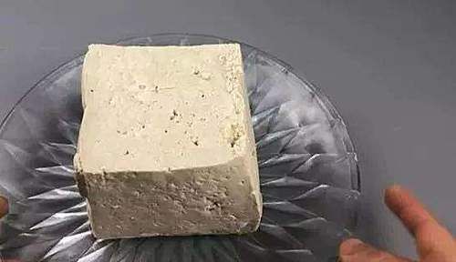 保存豆腐不要放冰箱里,教你简单方法,放一个星期依旧新鲜嫩滑