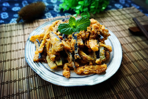 淀粉|茄子别红烧了，和咸蛋黄一起做，酥嫩入味口感好，一吃就爱上