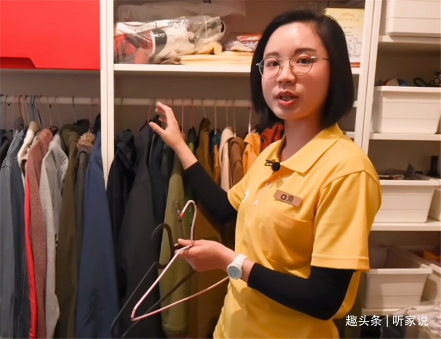 姑娘|“囤积癖”姑娘10㎡卧室,衣服堆积如山,3名整理师8小时打扫干净
