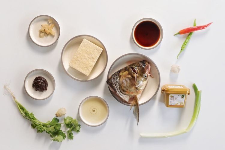 一个鱼头加一块豆腐这样一锅炖，很多人吃了都会上头，太下饭了