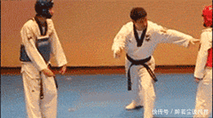 孩子|这是谁家的孩子?太会抢镜了!