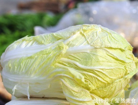 炒白菜时,直接下锅炒是不对的,牢记1点,白菜脆爽入味还好吃
