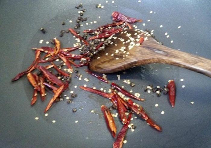 下酒的酒鬼花生,简单!只要掌握如此技巧,又香又酥还炸不糊