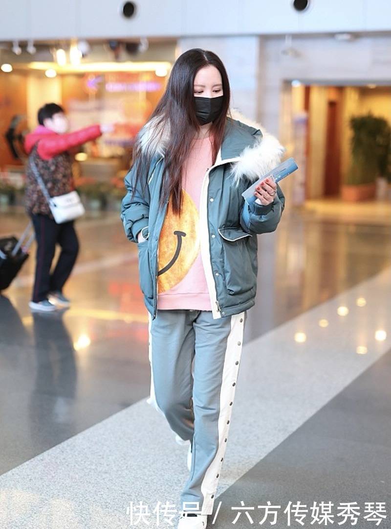 粉红|张萌成穿衣榜样,粉红格纹大衣清新甜美,蓝灰色派克大衣保暖帅气