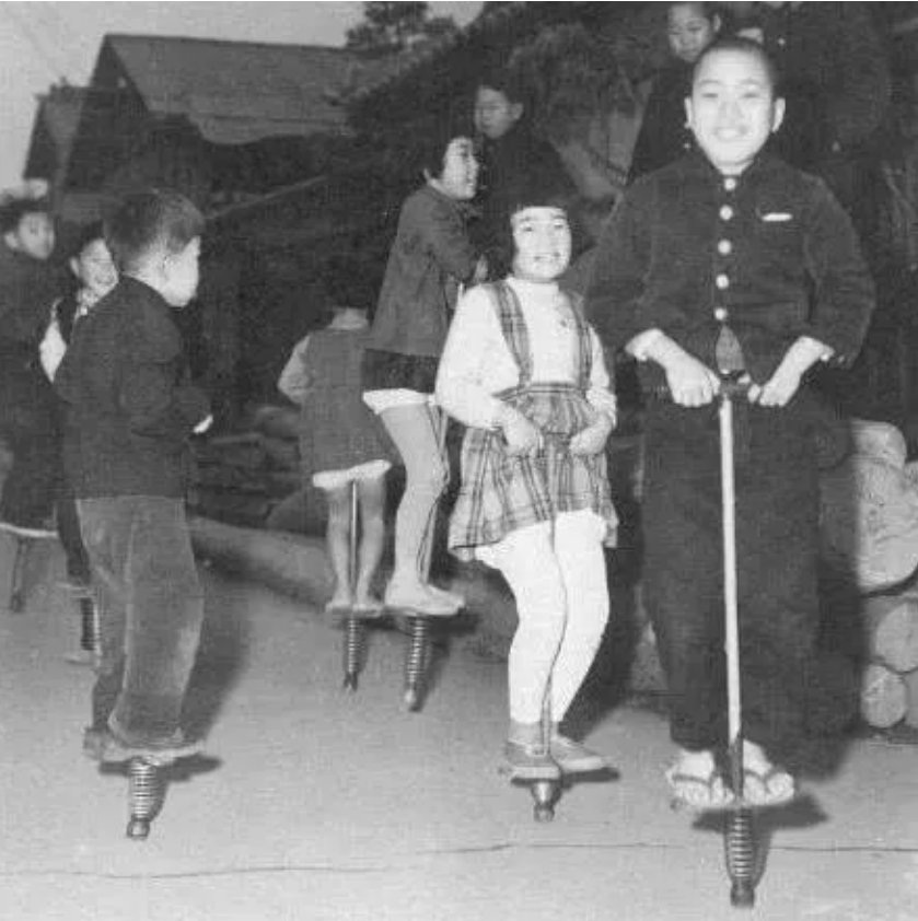 跳跳杆|父母注意：60多年前风靡日本的危险玩具，现以另一形式在我国流行