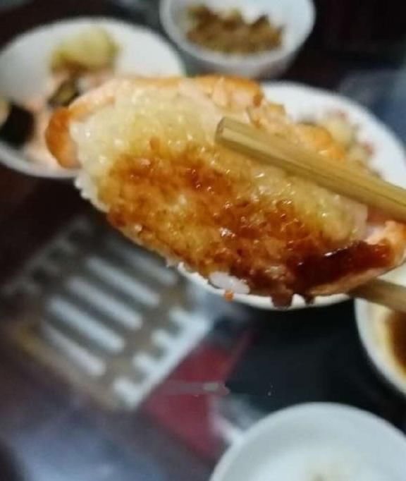 妹子下班外带了一盒寿司回家，只洗一个澡的功夫，老妈给都煎了！