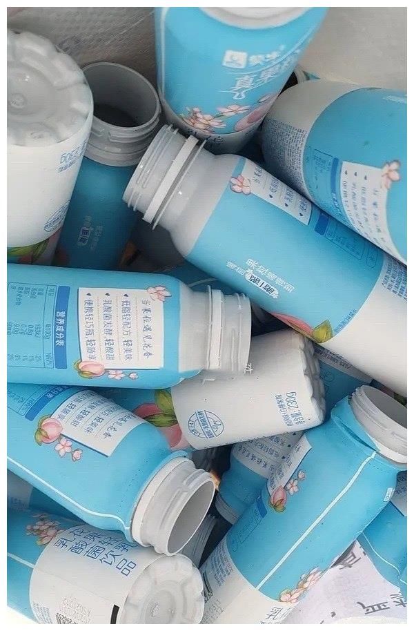 大量牛奶倒入下水道导致节目被暂停录制，热门选手深夜退赛！