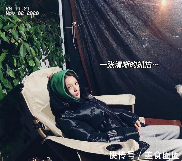 傅菁 傅菁真火了,穿全黑套装配宝石腰带豪气十足,戴宽檐帽像贵族小姐!