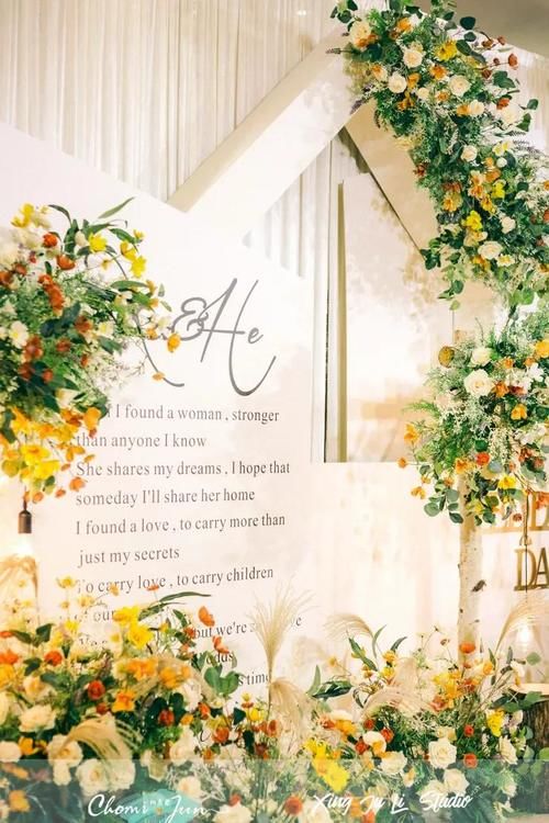 这场清新淡雅的现代简约风婚礼，一如初见你时的般纯粹自然