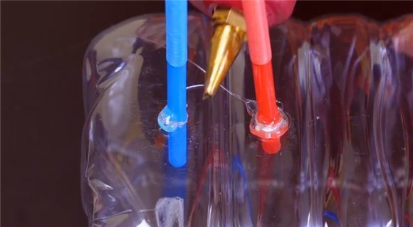 放在|空油桶不要扔,在上面插两根吸管,放在阳台上,全家人都要抢着用