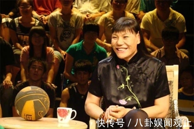 徐庆华|女篮中锋郑海霞享正师级待遇,54岁月薪过万,双腿变形仍独自奔波