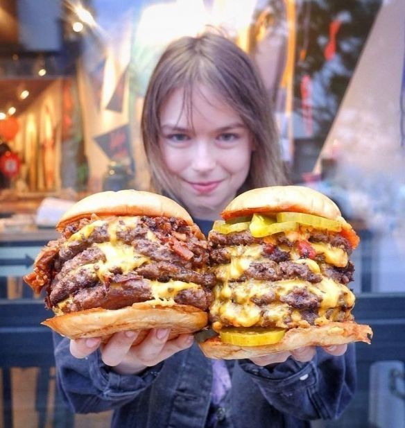 绝对别再深夜看！国外正妹美食博主分享超美味汉堡