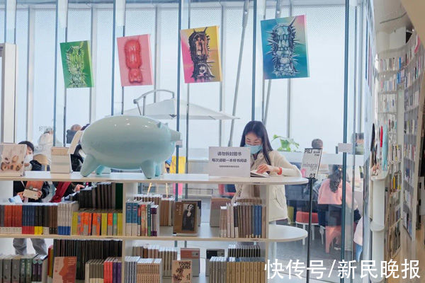 曹之光$抬头看云、低头看书，还能邂逅当代艺术！快来“最高书店”打卡艺术展