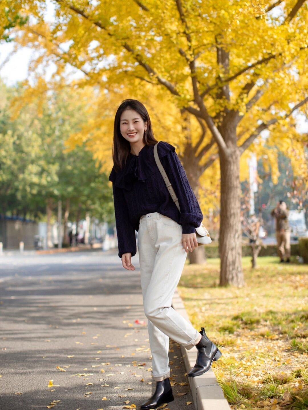 紫色大衣外套 秋冬怎样搭配出知性优雅的气质,碎花裙+紫色大衣外套,时髦又不失女人味!