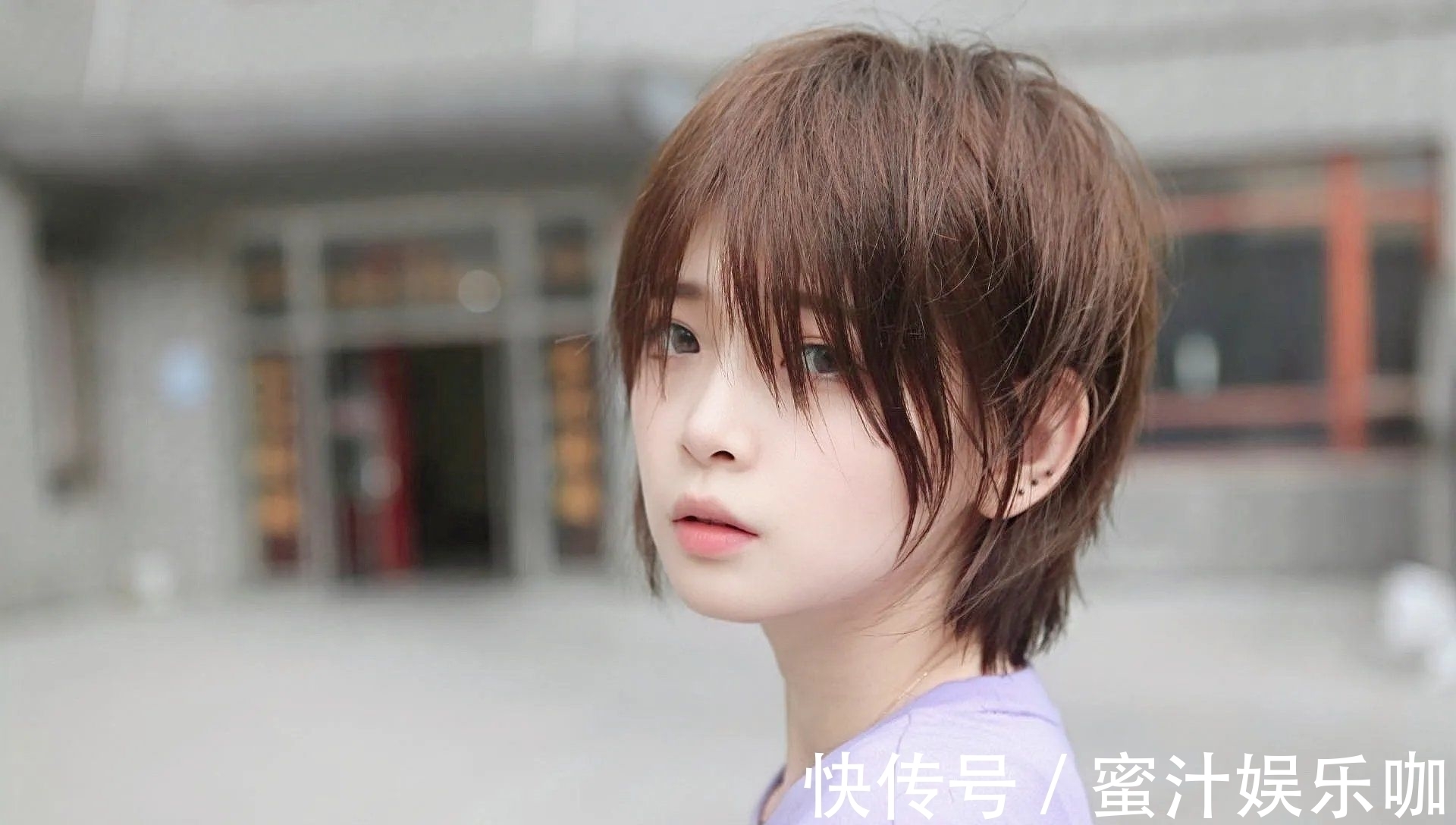 利落 大波浪半扎发利落短发,流行发型有多美?让人越看越想剪