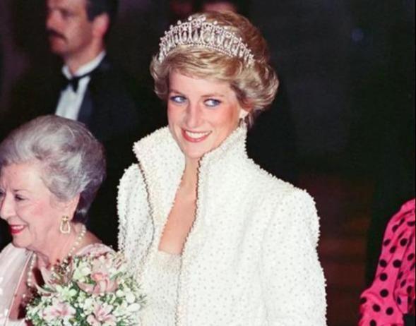 同戴“珍珠泪”皇冠,卡米拉无法驾驭,凯特端庄,戴妃头上最闪耀