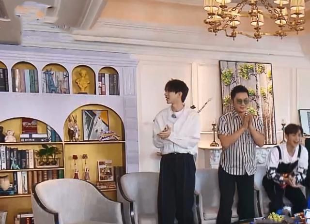 苗苗《奔跑吧》出场时,蔡徐坤带头起身欢迎,宋雨琦却慢慢悠悠