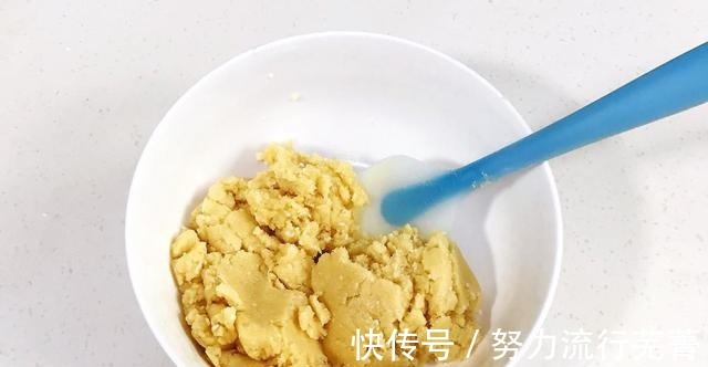 搅拌均匀|酥到掉渣的椰蓉酥饼，一口香酥，两口满足！