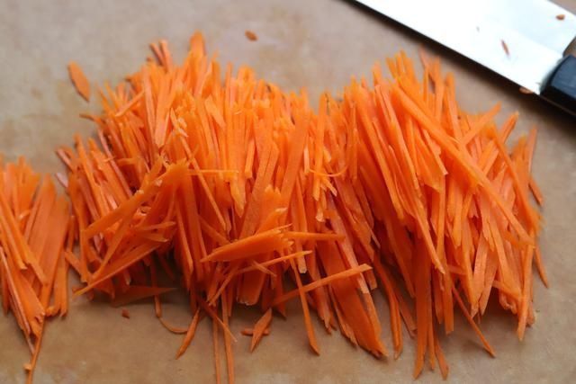 软香|跟妈妈学了个胡萝卜的新吃法,软香不上火,头一次做就成功了