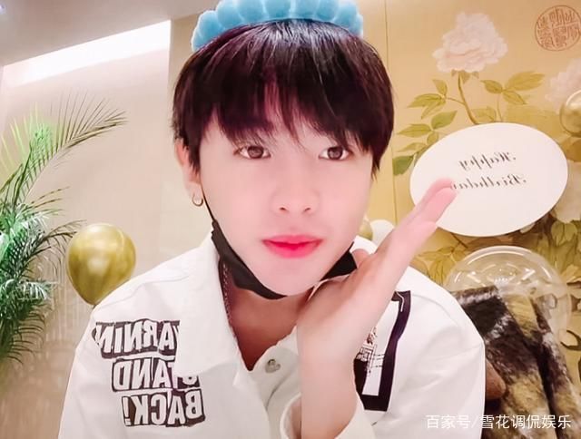 替代品 黄明昊录化妆vlgo,擦粉底液时没找到美妆蛋,看到替代品:长见识